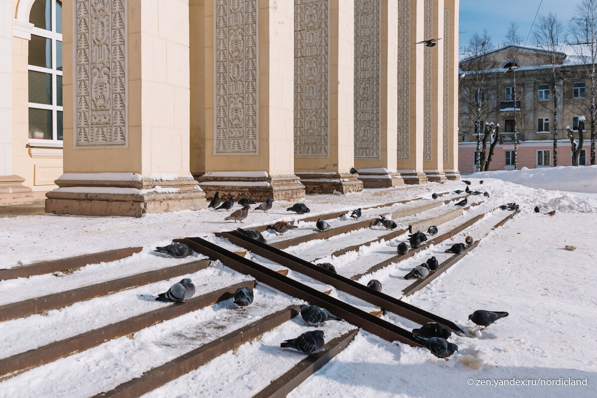 Колонны украшены символическими елями и лирами