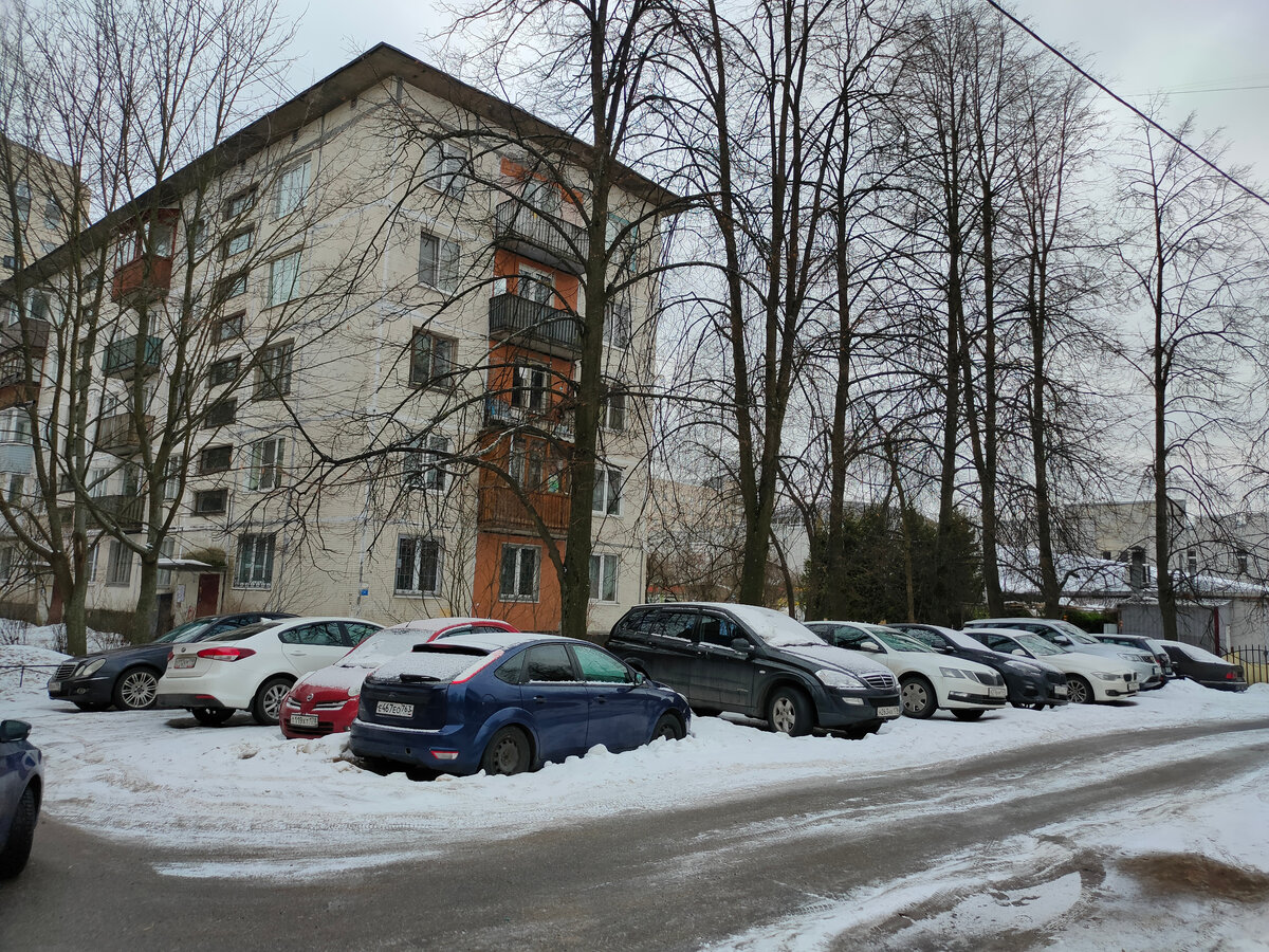 Февраль 2022 г. На этом месте стоял пластмассовый дом. Слева – дом  №24 корпус 1 (листать вправо).