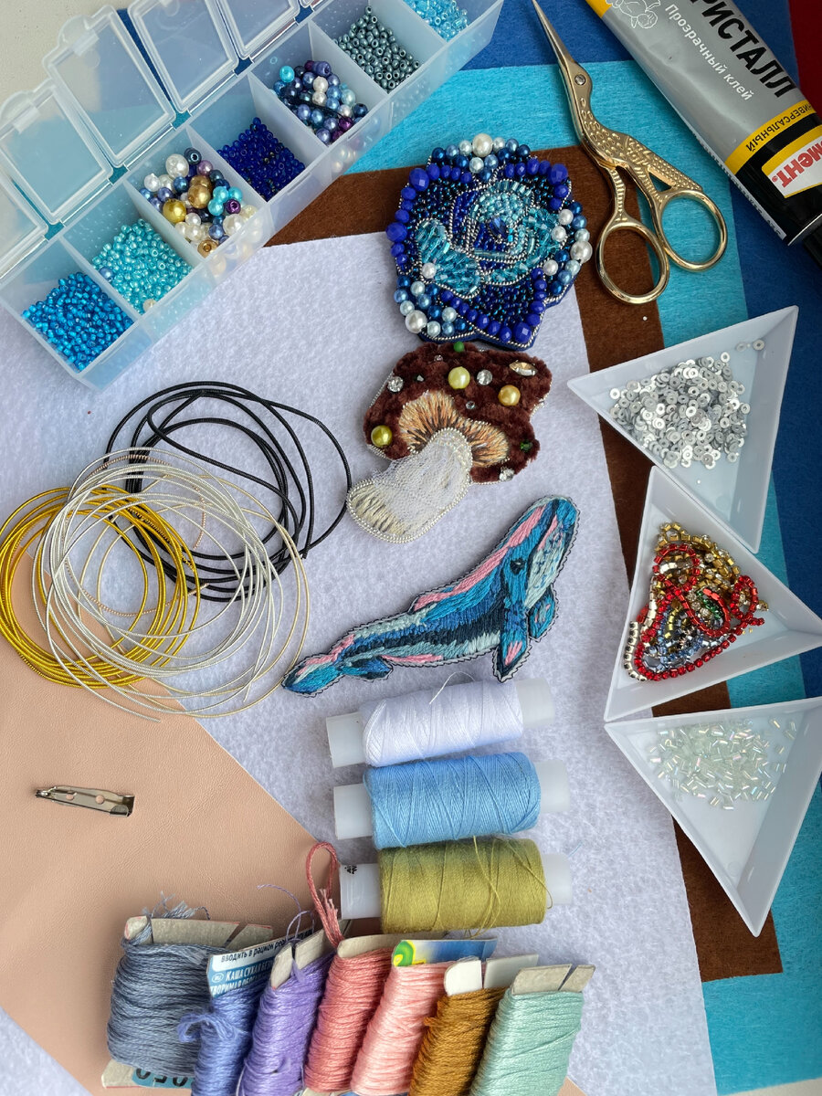 Брошь можно вышить не только с использованием строго мулине или бисера/бусин но так же миксовать материалы - смотрится интересно. 