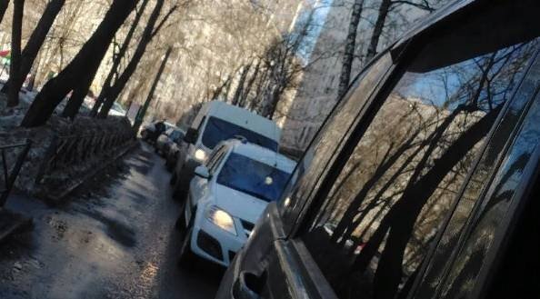 Заторы во дворах в Вешняках. Источник: "ВКонтакте" / "Вешняки - народный контроль"