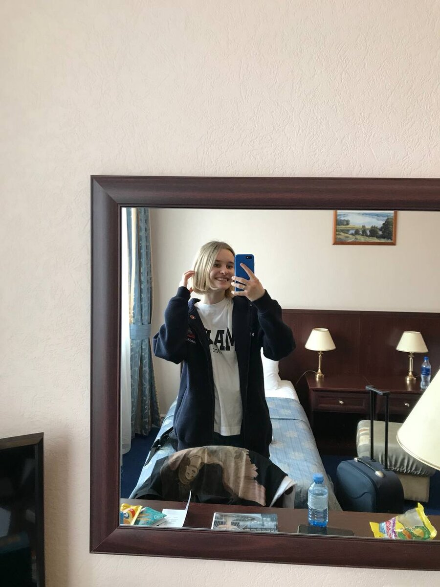 дочка пришла провожать подружек