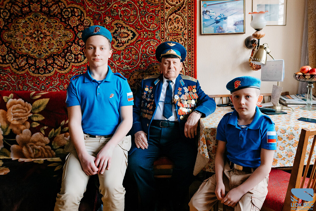 Сотрудники ЦОК ВКС на кануне Дня Победы поздравили ветеранов Великой Отечественной войны на дому с наступающим праздником