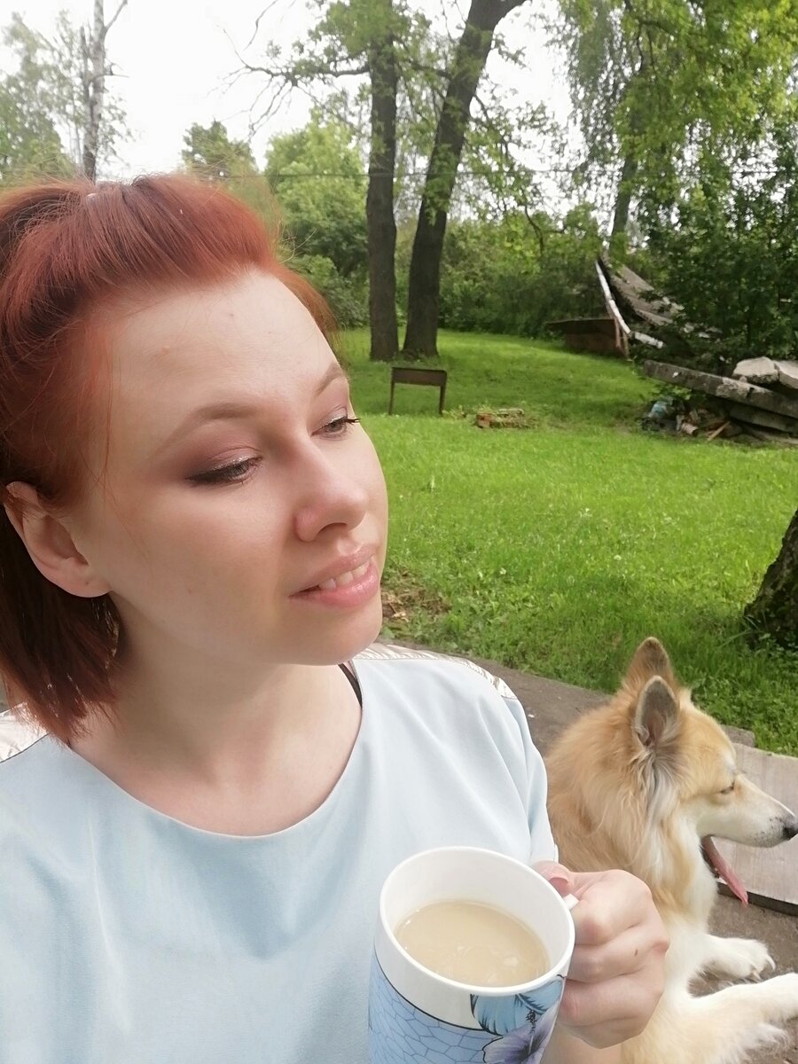 Мой первый в этом году майский завтрак на природе у дома. И, я же говорила - Лиса всегда рядом, моя булочка.