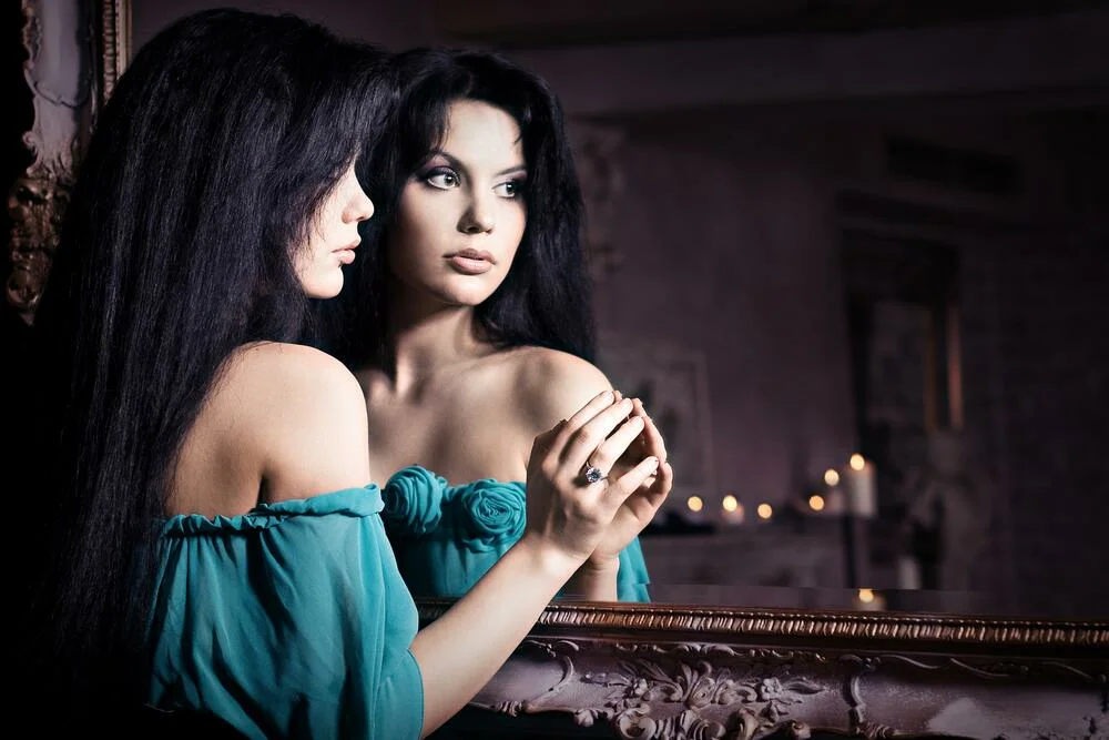 Две красивые девушки. Две брюнетки. Девушки подружки. Девушка в зеркале. Две брюнетки.