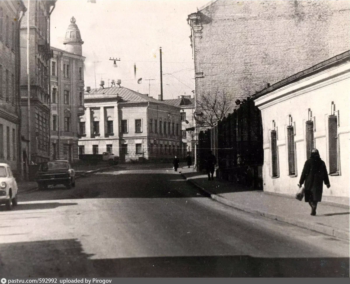 За этим забором справа находилась 328-я школа. Адрес ее был Лялин переулок, 3, но мы заходили со двора - с Мечникова. Сейчас там Лицей НИУ ВШЭ. Фото 1972 – 1978 г. Автор Александр Рубинин.