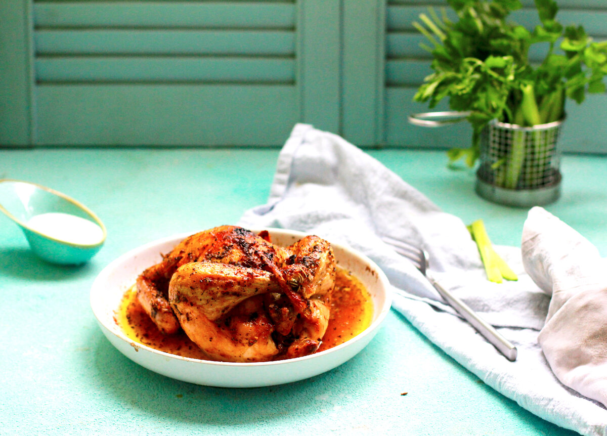 Курица с травами, фаршированная квашеной капустой. Каково? Елена продолжает удивлять и восхищать. Ее великолепные рецепты: https://t.me/urbanistka_vl