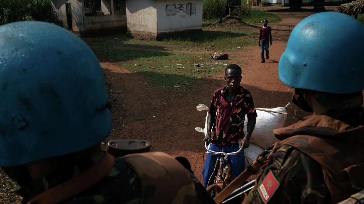    Марокканские миротворцы ООН патрулируют город Бангасу, ЦАР© AP Photo / Adrienne Surprenant