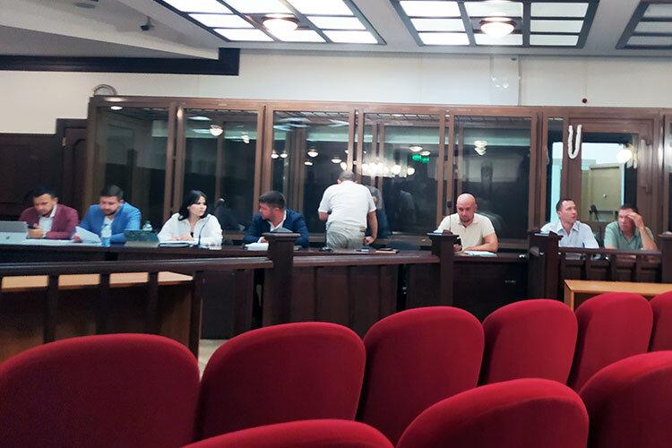 Сегодня началось рассмотрение дела по существу предполагаемых участников ОПГ «Перваки», которые обвиняются в бандитизме, убийствах и хранении оружия