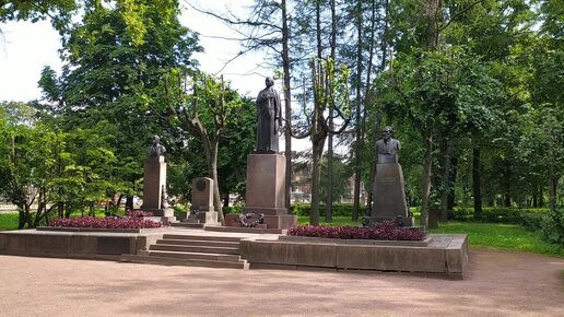 Мемориальный комплекс на могилах родственников Владимира Ульянова (Ленина) на Литераторских мостках Волковского православного кладбища