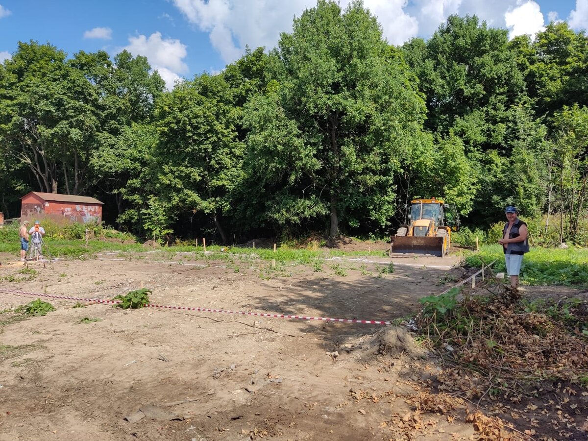 Это уже выровненный участок и разметка того, где будет стоять наш Дом! Видите слева от экскаватора дерево? Это Дуб! Прекрасный и красивейший! Таких несколько на нашем участке. Их мы и пальцем не тронули! 