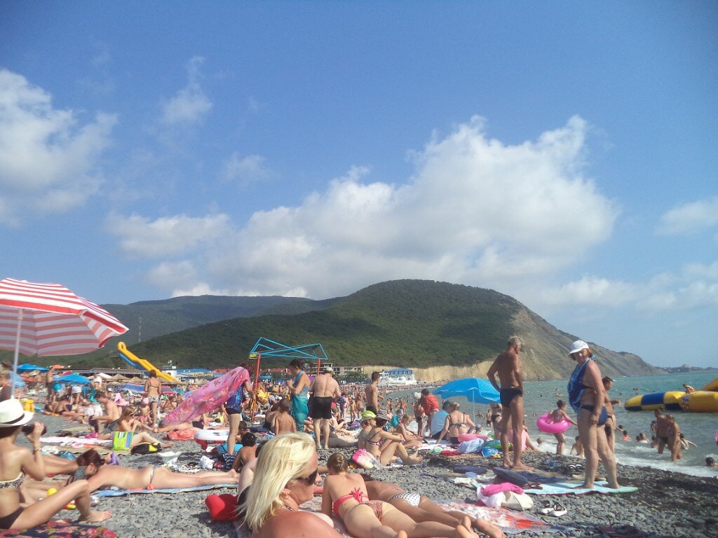 Пляжи Анапы в курортный сезон переполнены.