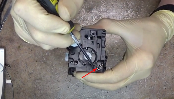 Фото 3. С другой торцевой стороны снимаем эту пружину