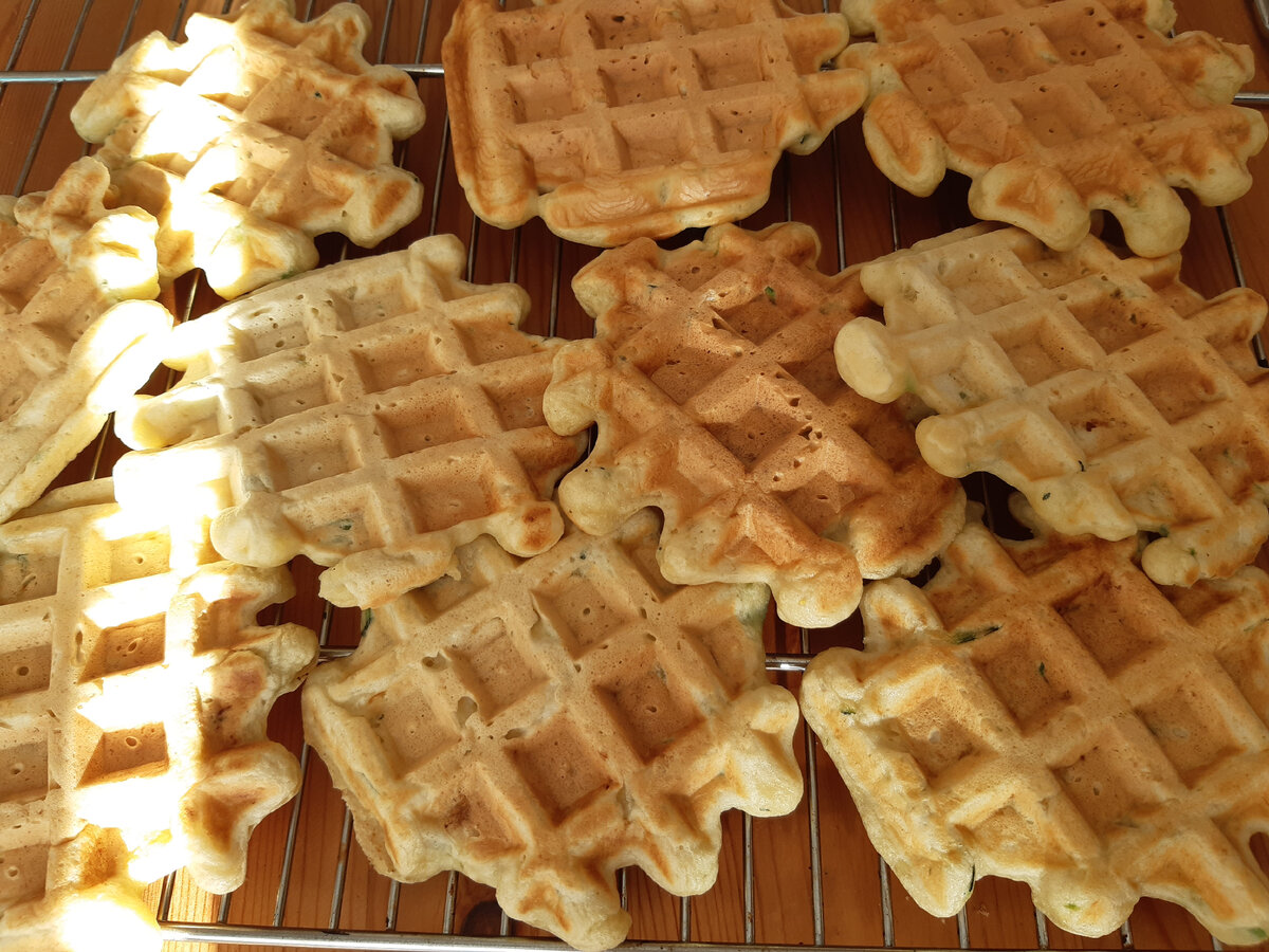 остужаю на решетке всегда, чтобы не размокали