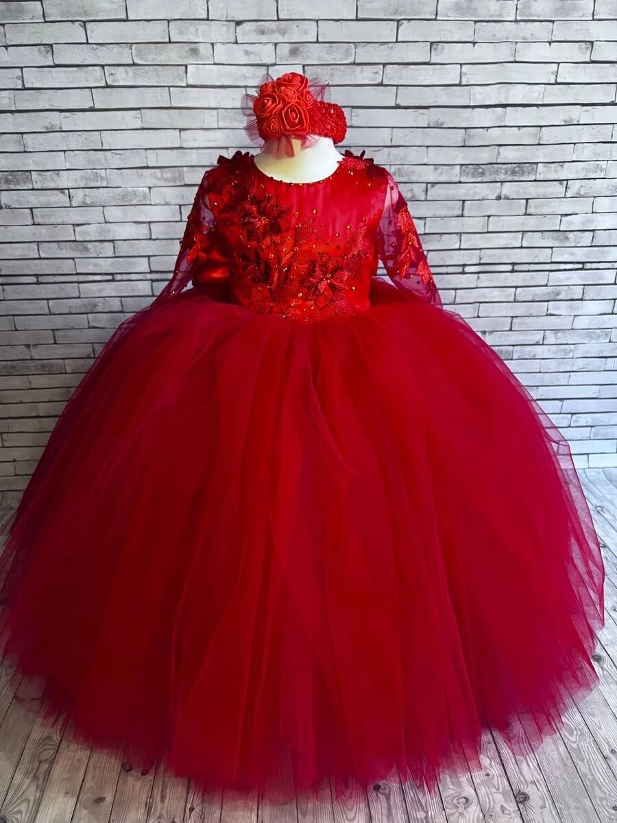 Мне ужасно нравится шить девочкам. Шить не простые платья, а именно бальные. 