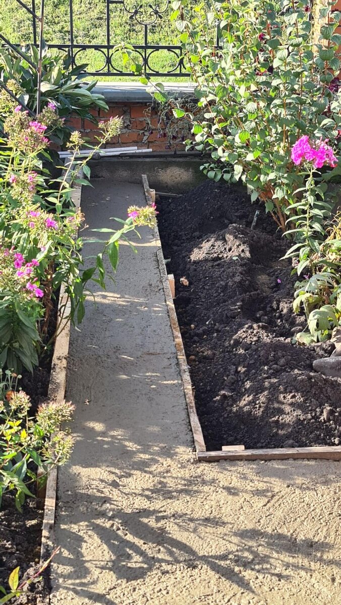 А это новые клумбы, на них не хватило бордюра