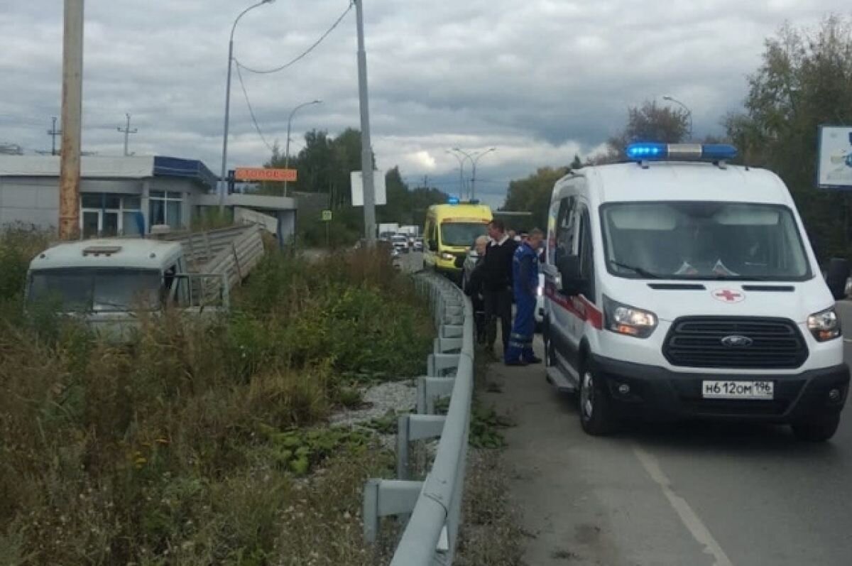    Водитель «КАМАЗа» съехал в кювет и умер в машине «скорой» в Екатеринбурге