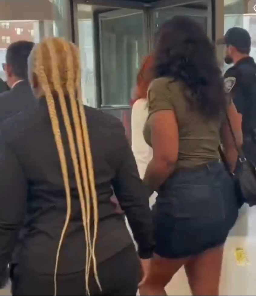 Карди Би выходит из суда