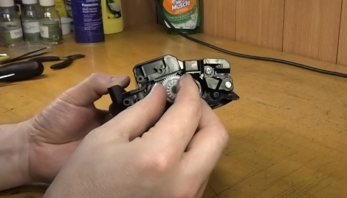 Фото 25. Фиксируем флажок пальцем и устанавливаем крышку с флажком на картридж