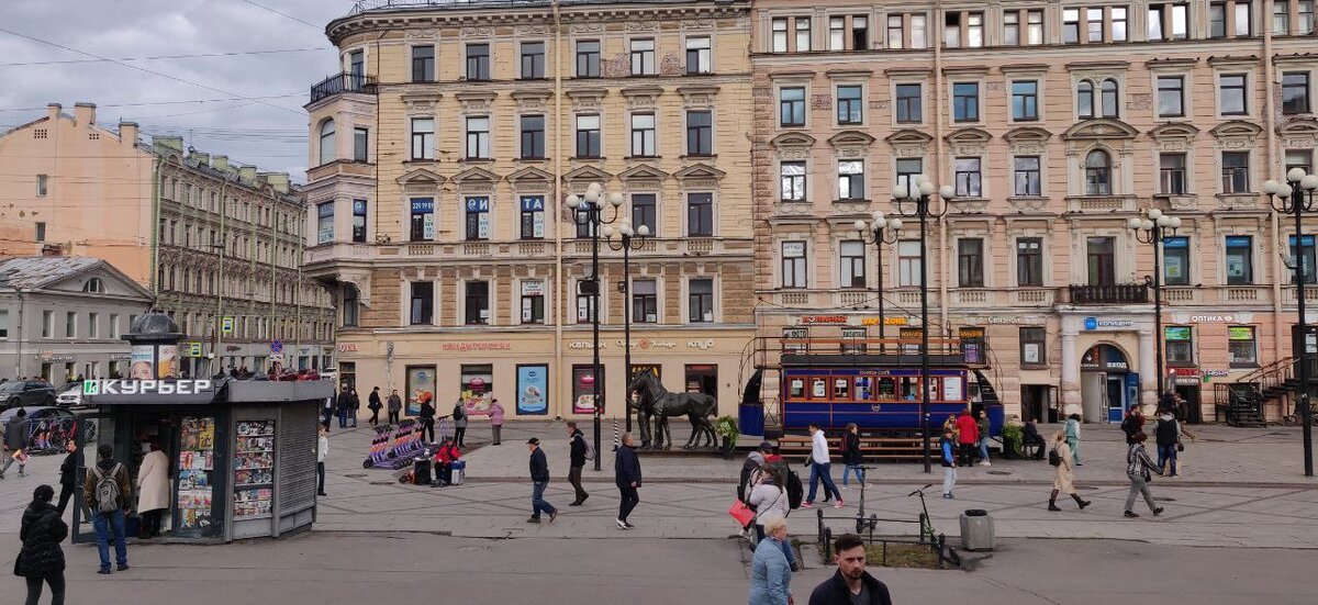 Выход из метро. Станция Василеостровская. Фото автора