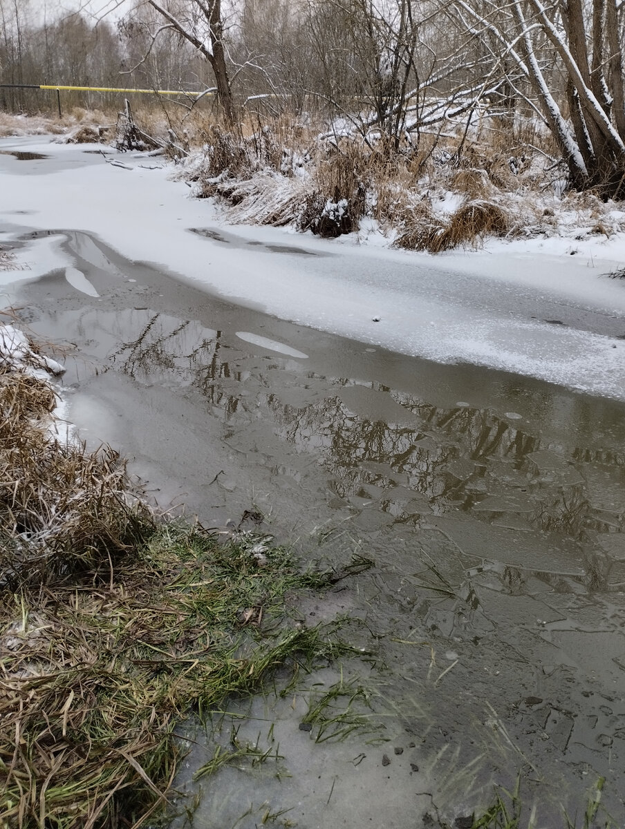 Поддолбил лед немного все-таки, но не удобно это для ловли.