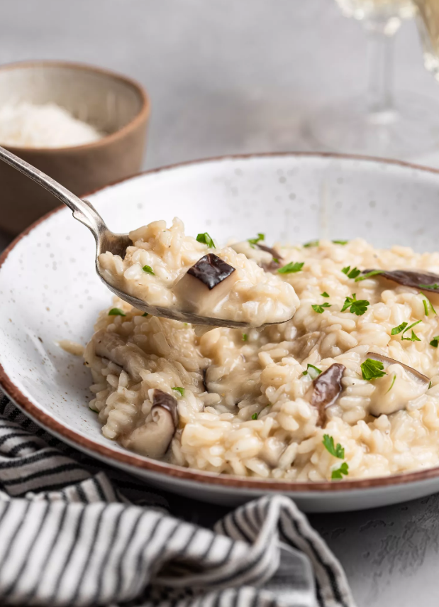 Классический итальянский рецепт сливочного ризотто с ароматными грибами. Сытное блюдо, достойное быть полноценным ужином! В основе любого ризотто лежит, приготовленный особым образом, рис.
