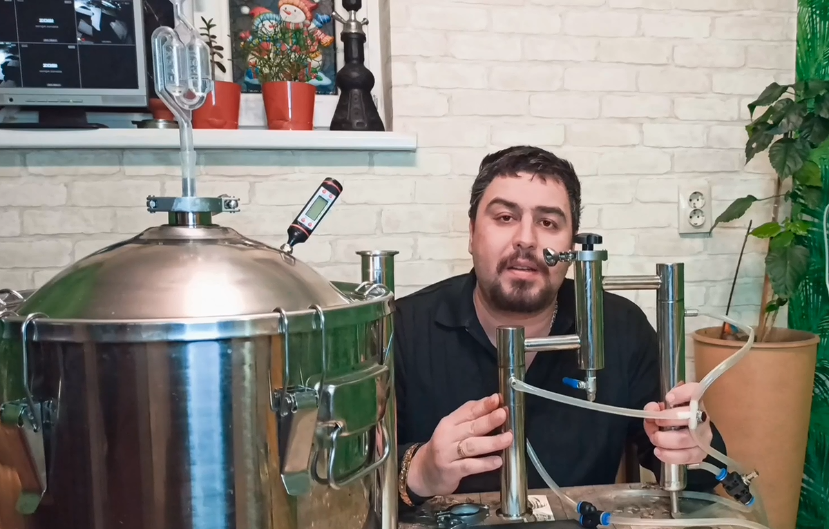 На фото самогонный аппарат или бражная колонна Германия 2022