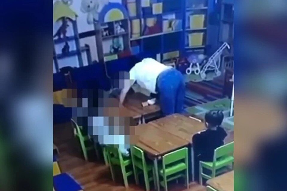     Ребенка ударили головой о стол. Фото: стоп-кадр видео.