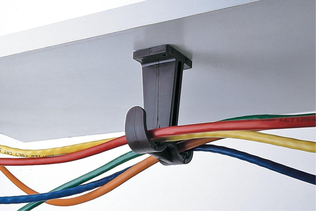 Incluso un interior bien diseñado pierde su encanto cuando nuestra mirada se posa en la maraña de cables debajo de la mesa o en los cables que suben por las paredes o cuelgan de la parte posterior del televisor.-10