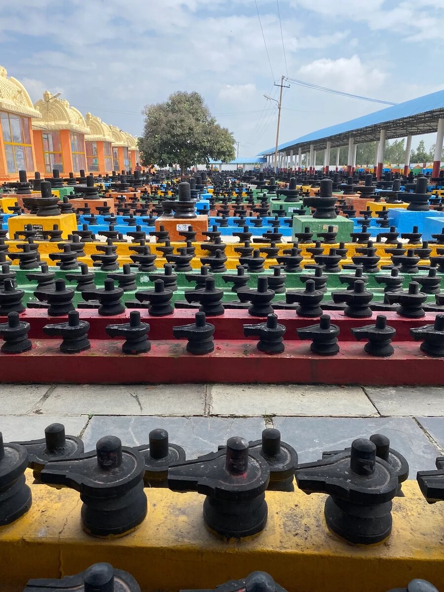 Шивалингамы в Котилингешваре. Фото: mapsandcutlery.com