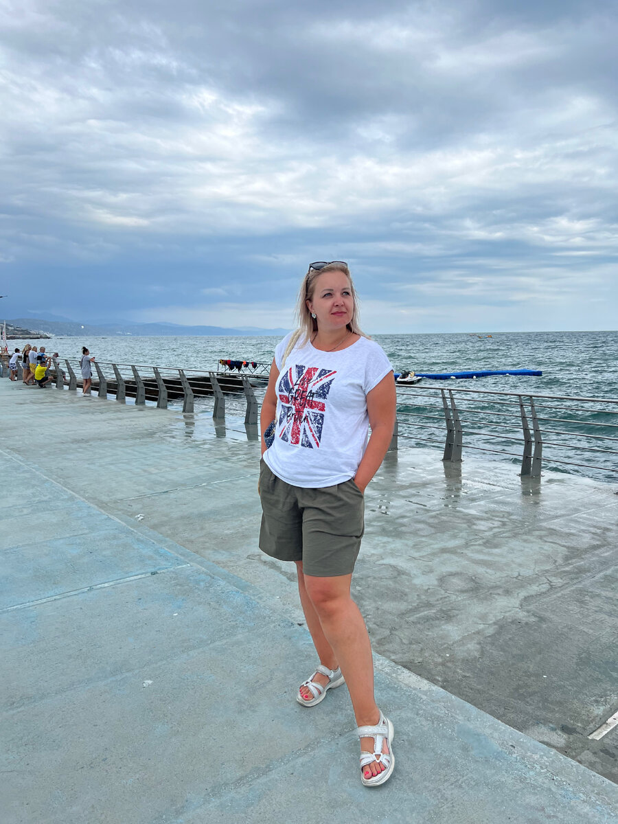 Всем доброго дня!  В конце июля 2023 года мы вдвоем с дочкой приехали отдыхать в Крым. А точнее, в Ялту.-2