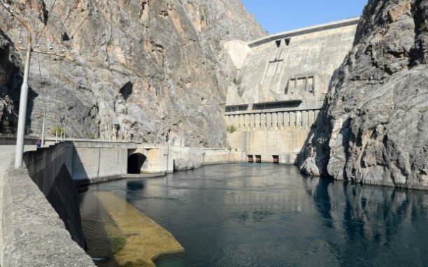 Токтогульская ГЭС. Вид с нижнего бьефа