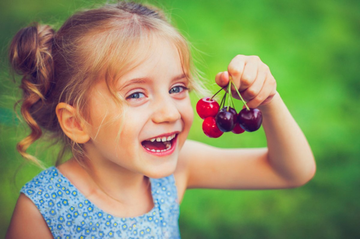    Одну ягодку беру...