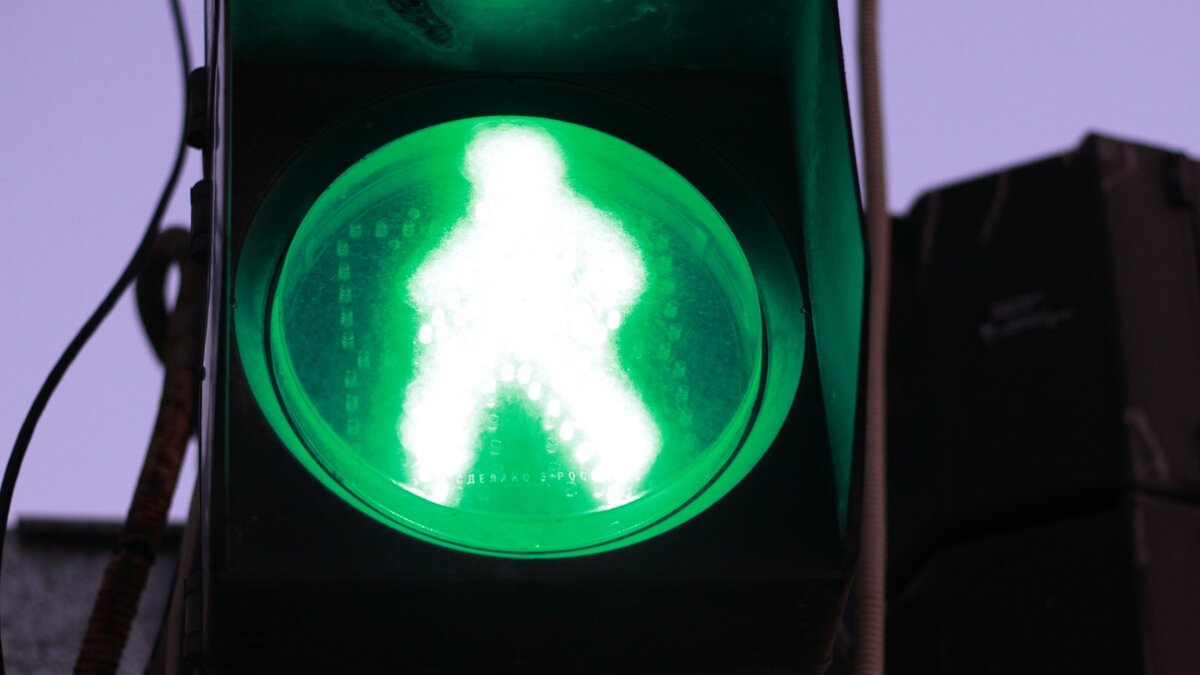     ДТП произошло на перекрестке улиц Воронежская и Трехгорная в Хабаровске, где таксист на Toyota Prius и водитель «газели» столкнулись, оба заявив о том, что имелся зеленый сигнал светофора, что делает вопрос об определении виновника неоднозначным.