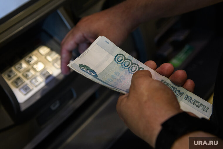    Мужчина пытался добраться до денег в банкомате