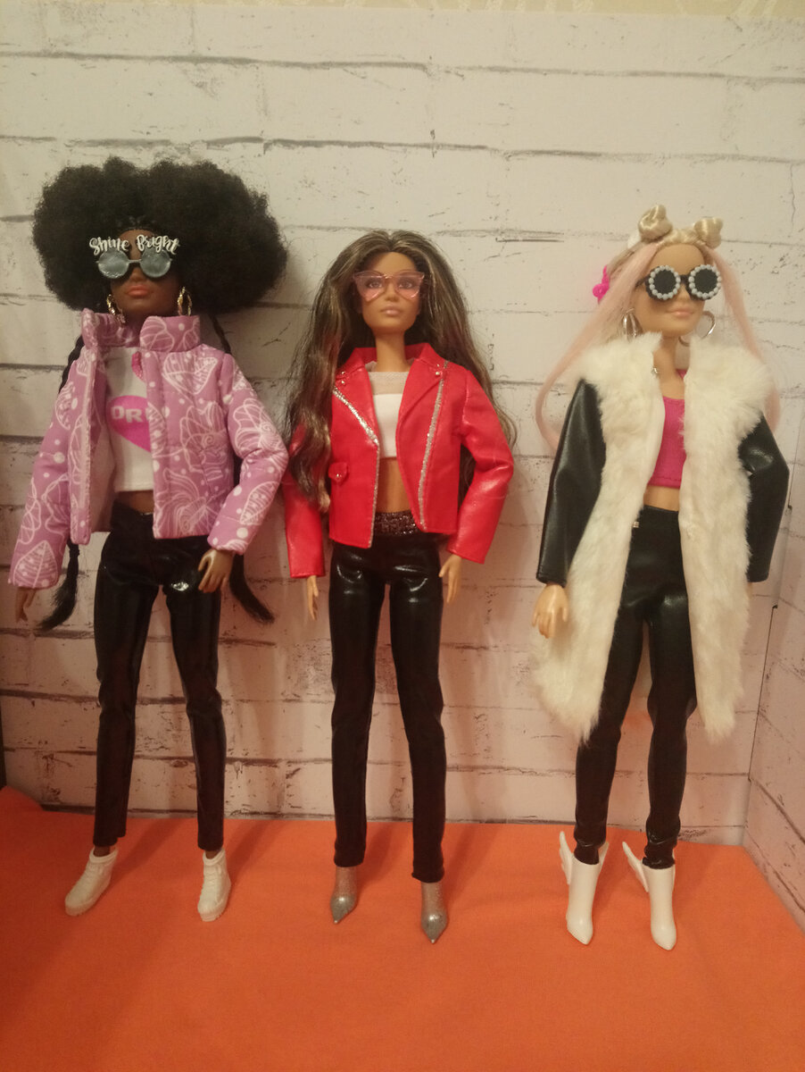 Куклы уже переоделись и готовы к фотосессии