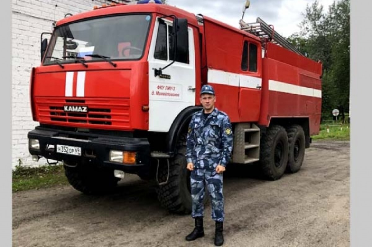    Находившийся в отпуске прапорщик потушил пожар в доме в Тверской области