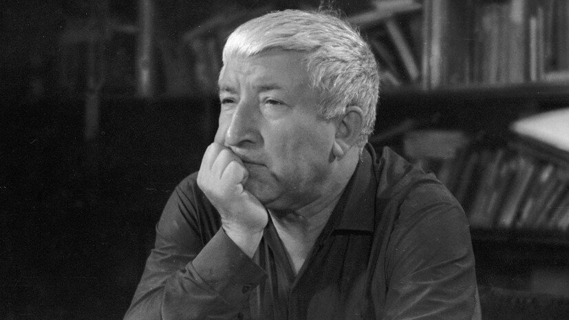     Расул Гамзатов родился 8 сентября 1923 года в Дагестанской АССР. Его отцом был народный поэт республики и лауреат Сталинской премии СССР Гамзат Цадаса, которого будущий поэт считал своим учителем РИА Новости Еланчук
