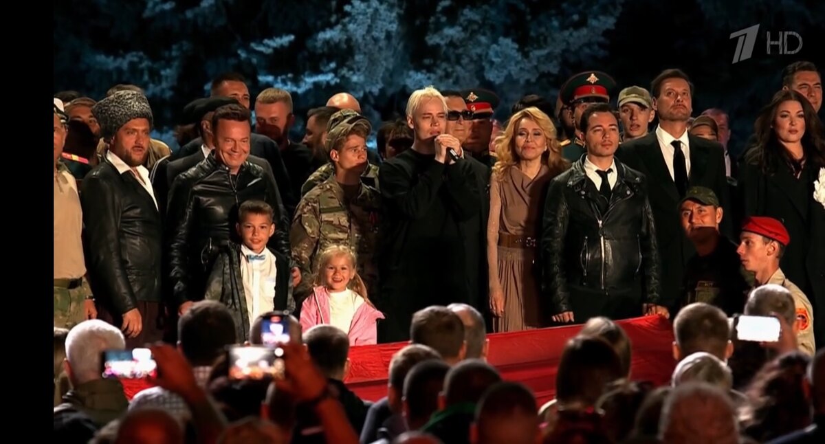 Вот он, в едином патриотическом порыве исполненный гимн!