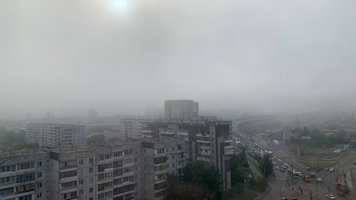     Красноярск утром накрыл густой туман. Однако некоторые жители предположили, что это смог.