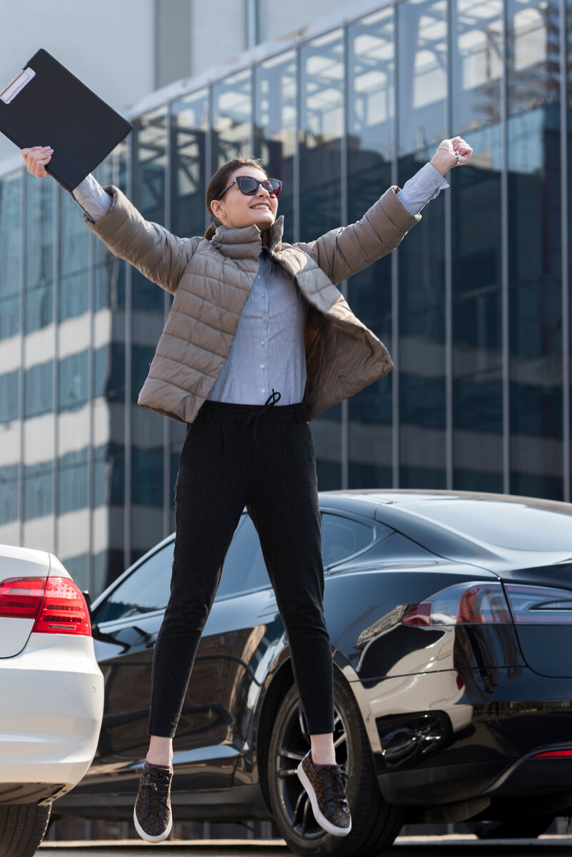 Изображение от <a href="https://ru.freepik.com/free-photo/brunette-businesswoman-outdoors_4336325.htm#page=6&query=business%20autopilot&position=10&from_view=search&track=ais">Freepik</a>