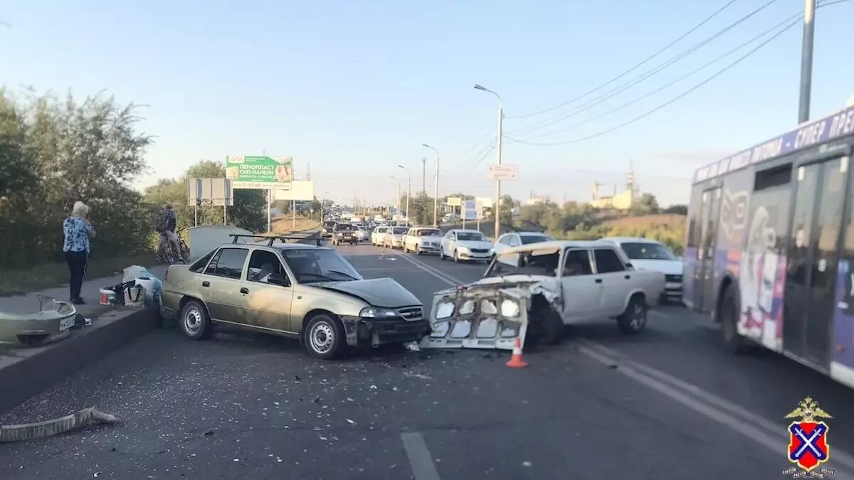 Легковушка с оторванным колесом устроила эпичное ДТП в Волгограде |  НовостиВолгограда.ру | Дзен