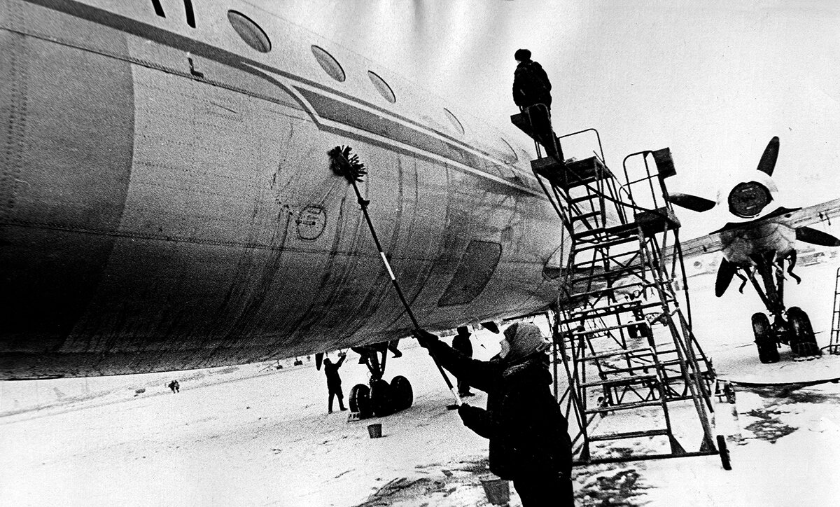 Ил-18В СССР-75547 Ленинград, Пулково, январь 1975 года. Фотография © Архив Максима Иванова