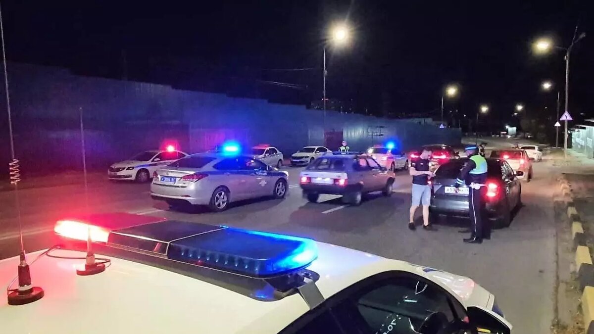     В Ростове прошел рейд по пресечению грубых нарушений правил дорожного движения, в ходе которого за ночь были остановлены 75 водителей, сообщается на сайте регионального управления ГИБДД.