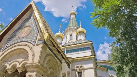    Прихожане закрытой русской церкви в Софии молятся у дверей храма Анастасия Романова