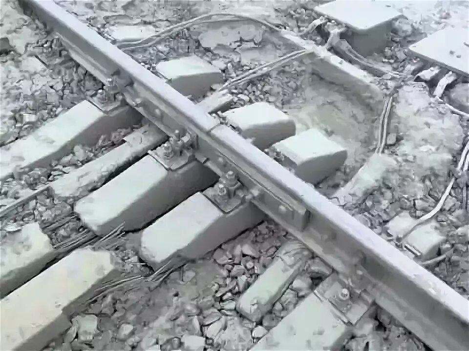 Подбивка жб шпал. Загрязненного балласта. Шпалы арс из полувагонов. Выплески пути на железной дороге. Вырезка выплеска.