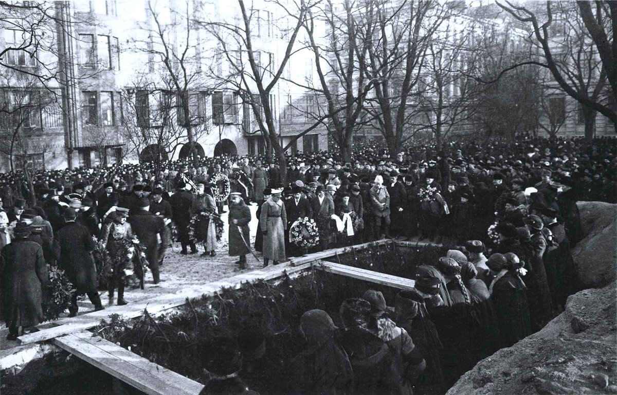 Первое траурное мероприятие в Городском парке Хельсинки 16.02.1919. Фото: Museovirasto – Musketti