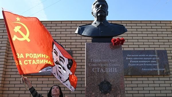РИА Новости «В Новосибирске установили памятник Сталину»