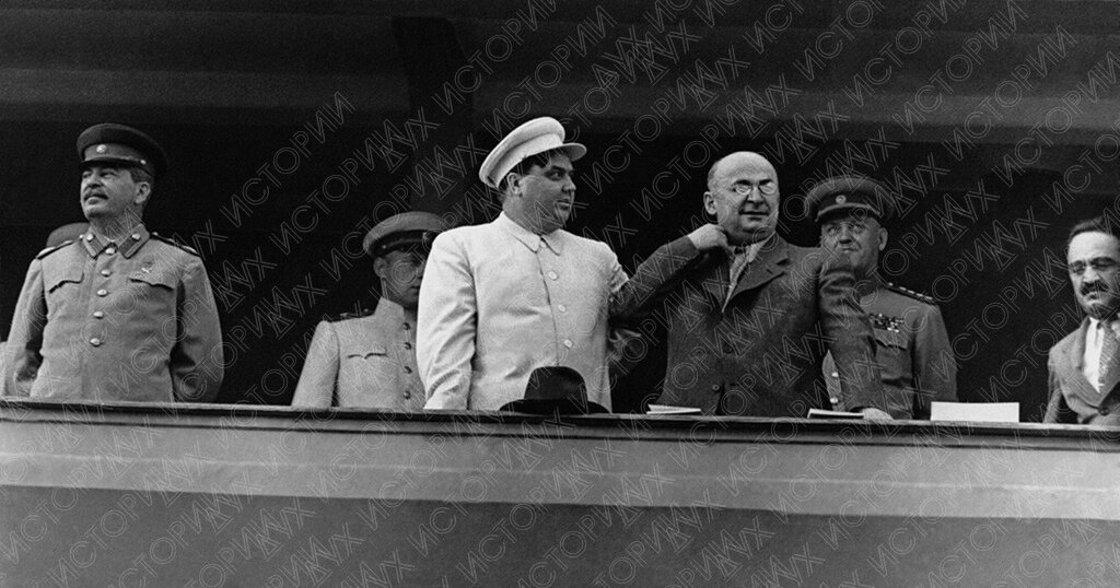 На трибуне Иосиф Сталин, Георгий Маленков, Николай Булганин, Лаврентий Берия, Анастас Микоян