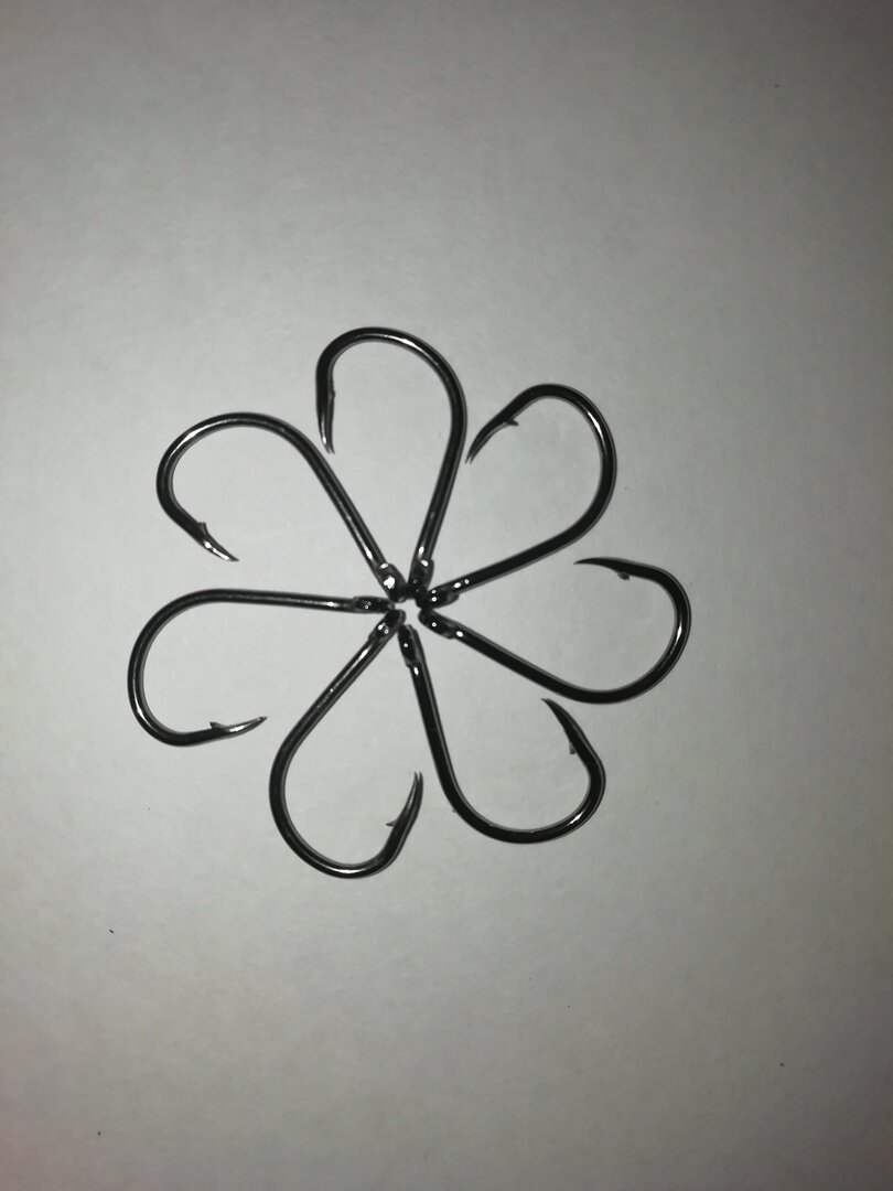 Крючки. Тень падает, поэтому если присмотреться, то двоится жало. Это тень, не переживайте.