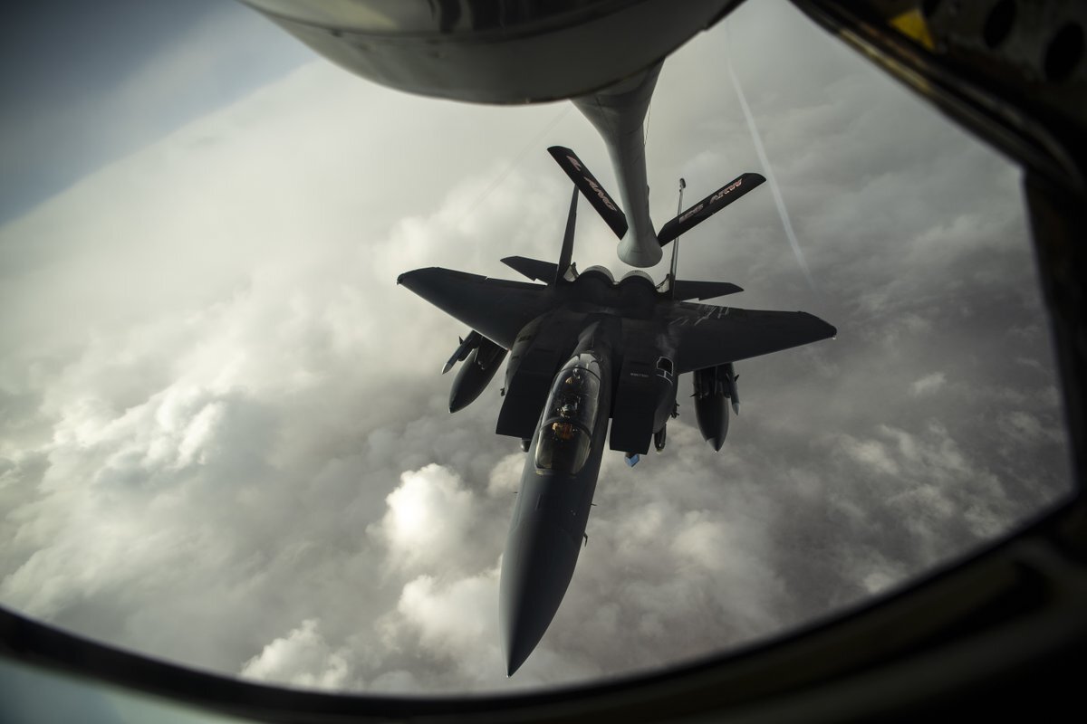 Дозаправка в воздухе F-15E. Фото Airman Magazine в Twitter 